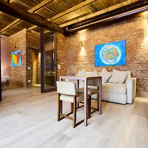 https://red-moon-emme-loft.italymilanhotels.net